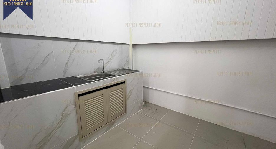 À vendre 2 chambres maison de ville à Bang Bo, Samut Prakan
