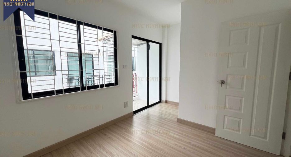 À vendre 2 chambres maison de ville à Bang Bo, Samut Prakan