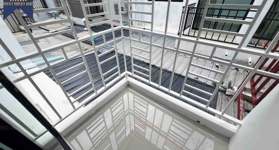 À vendre 2 chambres maison de ville à Bang Bo, Samut Prakan
