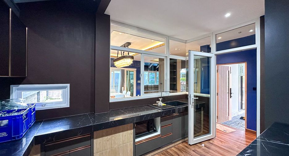 For rent and for sale 7 bedrooms house in Mueang Chiang Mai, Chiang Mai