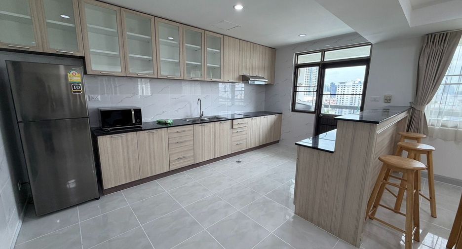 For rent 3 bedrooms condo in Watthana, Bangkok