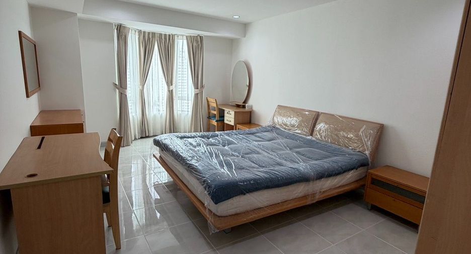 For rent 3 bedrooms condo in Watthana, Bangkok