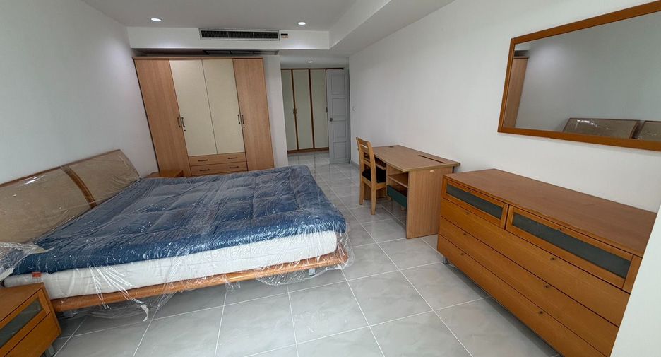 For rent 3 bedrooms condo in Watthana, Bangkok