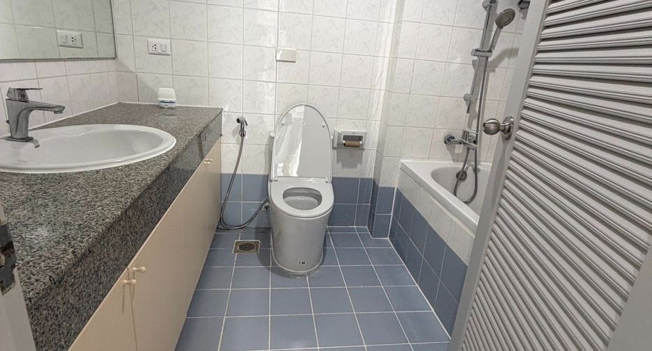 For rent 3 bedrooms condo in Watthana, Bangkok