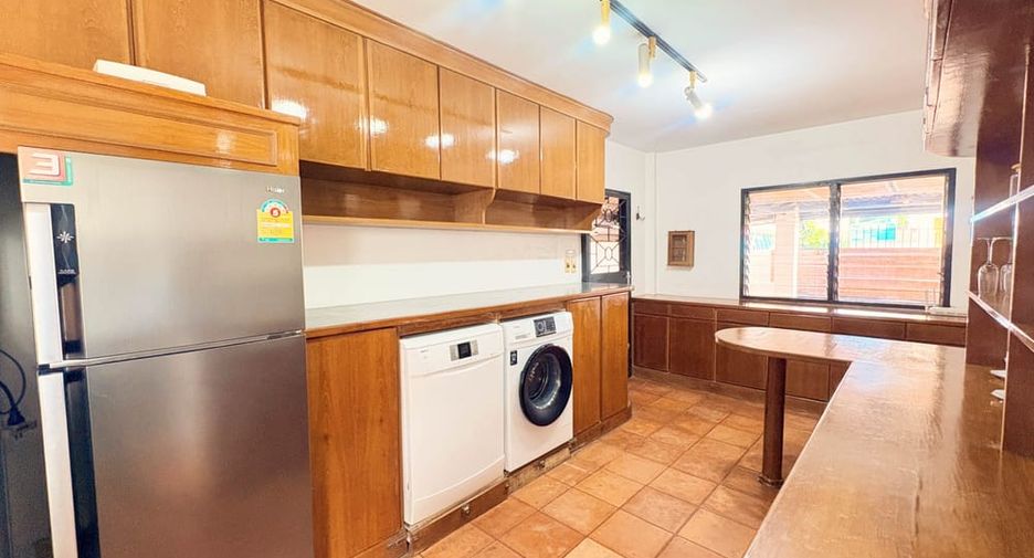 Villa en alquiler de 3 habitaciones en Bang Lamung, Chonburi