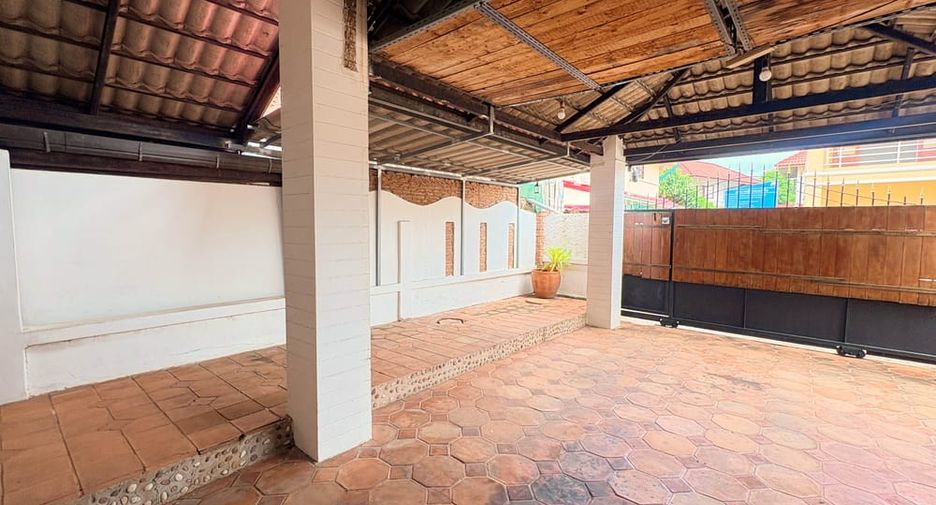 Villa en alquiler de 3 habitaciones en Bang Lamung, Chonburi