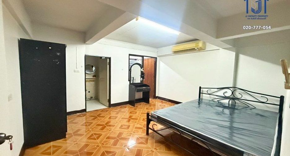 For sale 22 bedrooms apartment in Huai Khwang, Bangkok