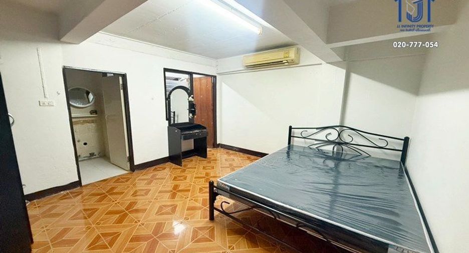For sale 22 bedrooms apartment in Huai Khwang, Bangkok