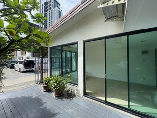 ให้เช่า 3 ห้องนอน พื้นที่ค้าปลีก ใน วัฒนา, กรุงเทพฯ