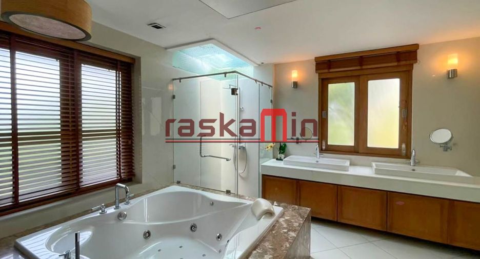 Villa en alquiler y en venta de 5 habitaciones en Bang Lamung, Chonburi