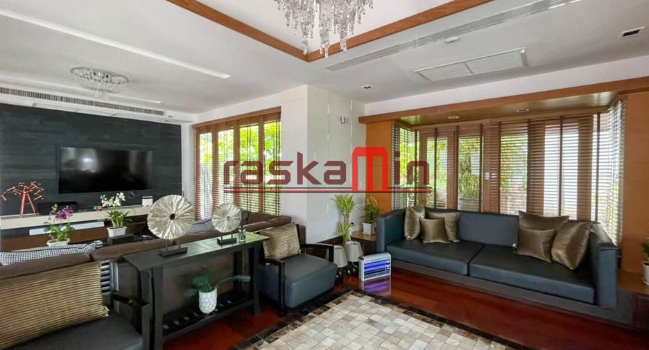Villa en alquiler y en venta de 5 habitaciones en Bang Lamung, Chonburi