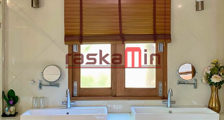 Villa en alquiler y en venta de 5 habitaciones en Bang Lamung, Chonburi
