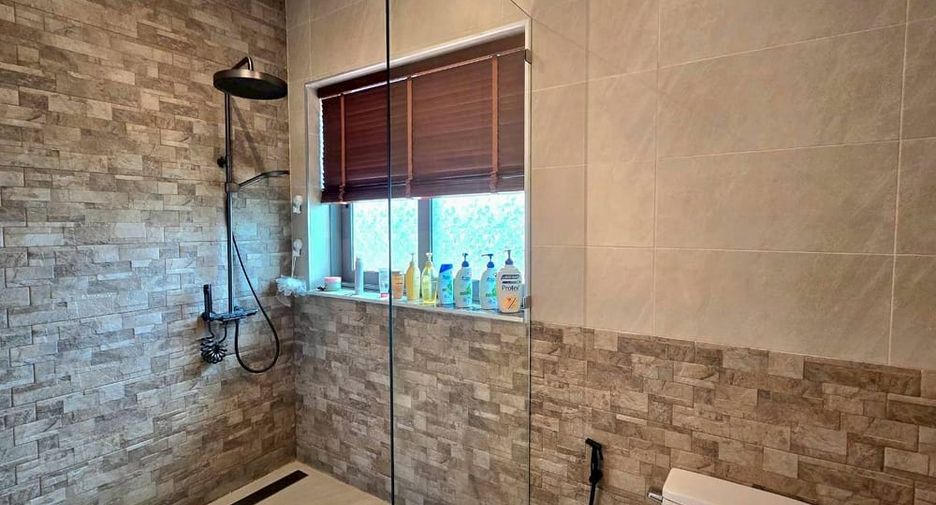 Villa en alquiler y en venta de 3 habitaciones en Bang Lamung, Chonburi