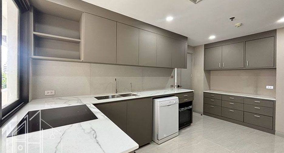 For rent 4 bedrooms condo in Khlong Toei, Bangkok