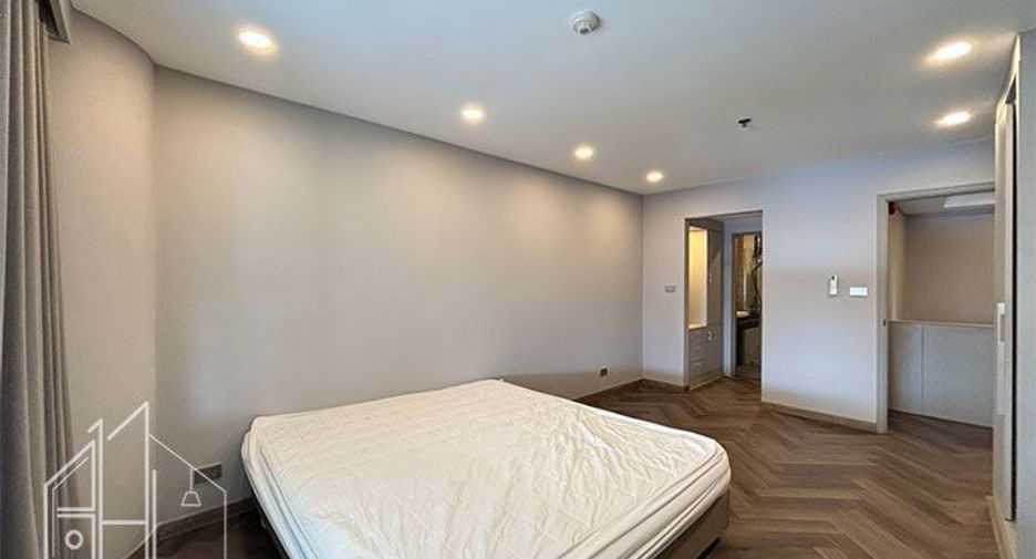 For rent 4 bedrooms condo in Khlong Toei, Bangkok