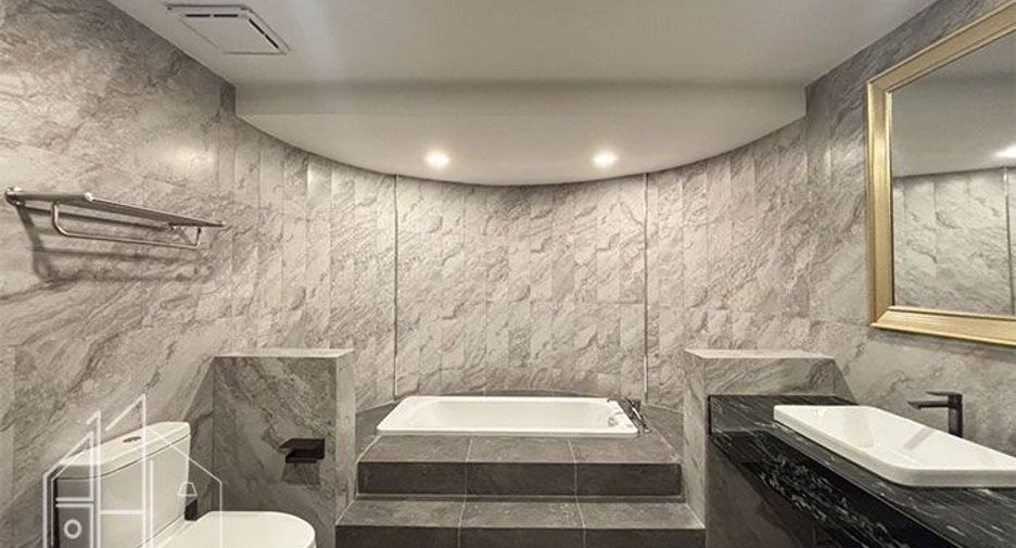 For rent 4 bedrooms condo in Khlong Toei, Bangkok