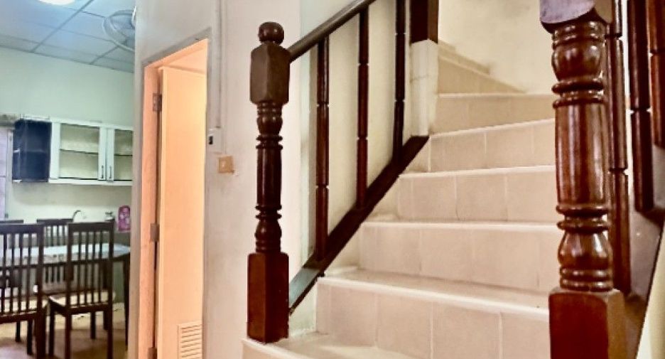 For sale 4 bedrooms townhouse in Mueang Samut Prakan, Samut Prakan