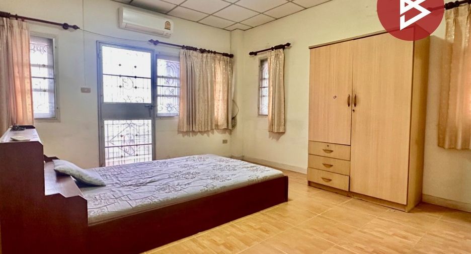For sale 4 bedrooms townhouse in Mueang Samut Prakan, Samut Prakan