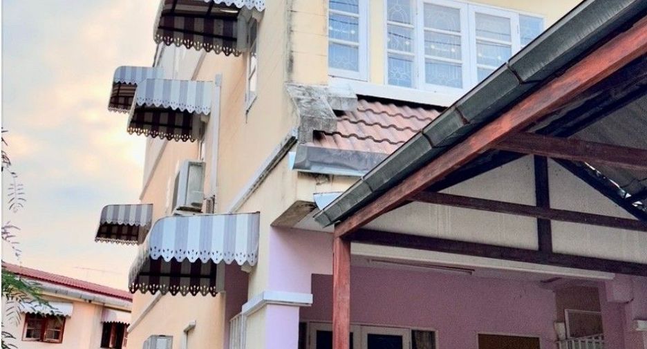 For sale 4 bedrooms townhouse in Mueang Samut Prakan, Samut Prakan