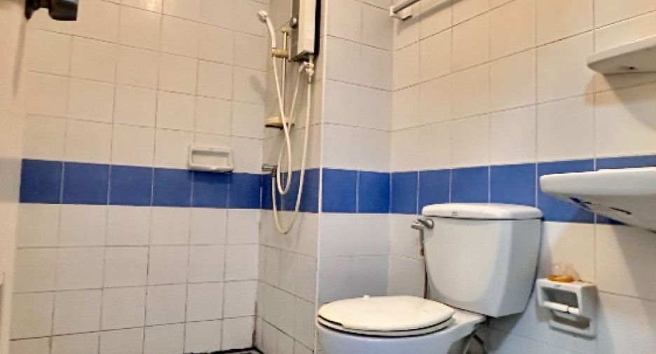 For sale 4 bedrooms townhouse in Mueang Samut Prakan, Samut Prakan
