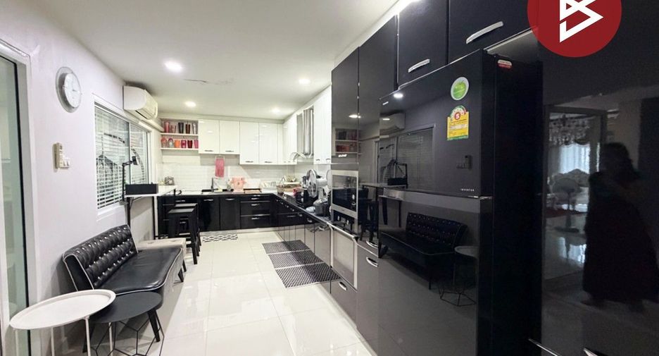 For sale 4 bedrooms house in Mueang Lop Buri, Lopburi