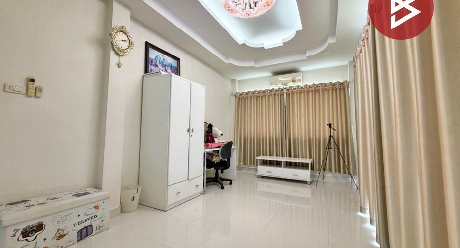 For sale 4 bedrooms house in Mueang Lop Buri, Lopburi
