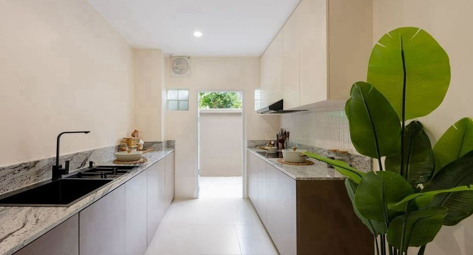 For rent and for sale 5 bedrooms house in Huai Khwang, Bangkok