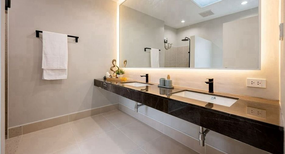 For rent and for sale 5 bedrooms house in Huai Khwang, Bangkok