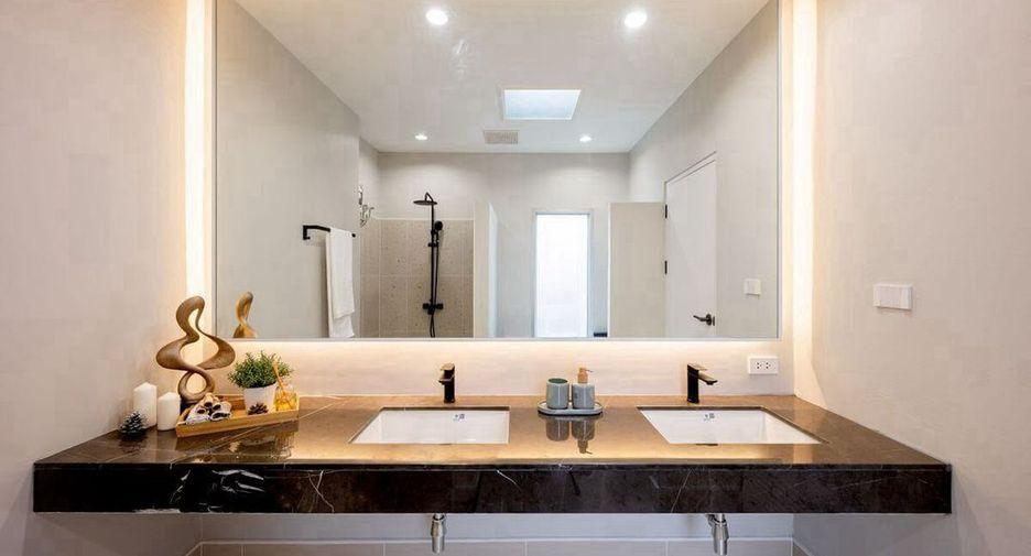 For rent and for sale 5 bedrooms house in Huai Khwang, Bangkok