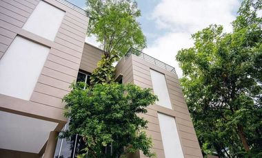 À louer et à vendre 5 chambres maison à Huai Khwang, Bangkok