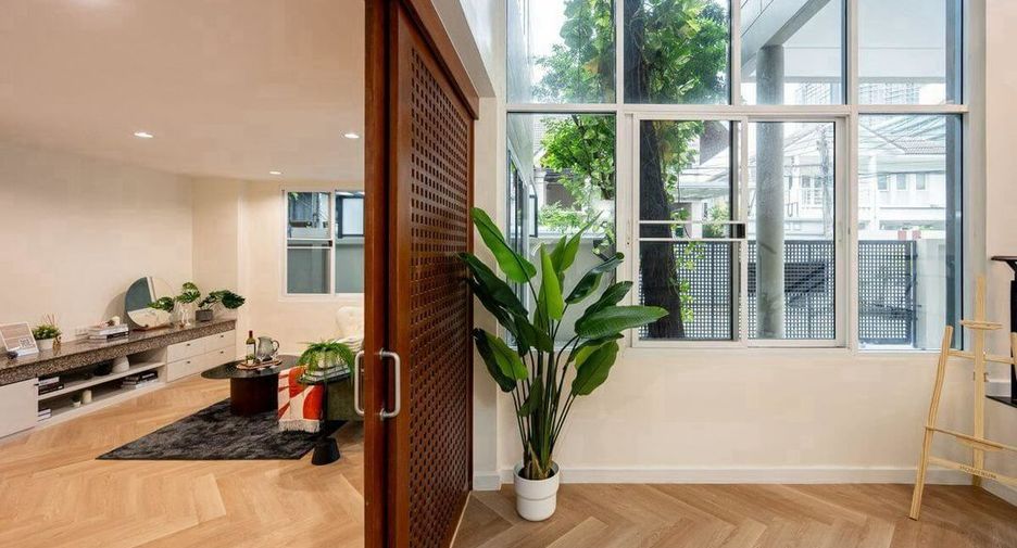 For rent and for sale 5 bedrooms house in Huai Khwang, Bangkok
