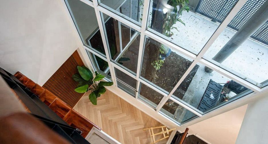 For rent and for sale 5 bedrooms house in Huai Khwang, Bangkok