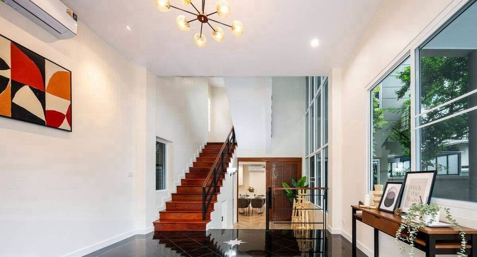 For rent and for sale 5 bedrooms house in Huai Khwang, Bangkok