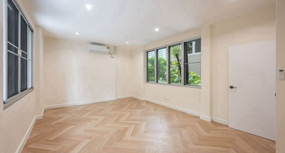 For rent and for sale 5 bedrooms house in Huai Khwang, Bangkok