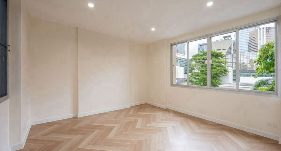 For rent and for sale 5 bedrooms house in Huai Khwang, Bangkok