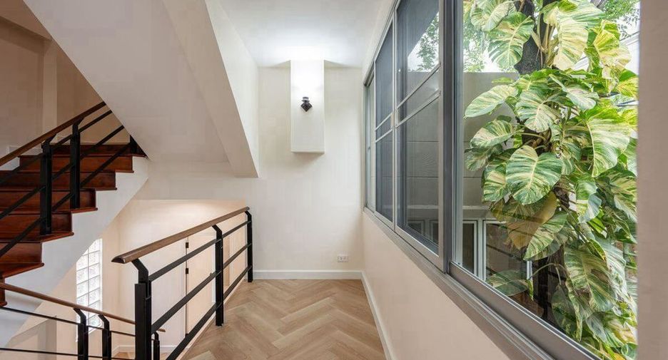 For rent and for sale 5 bedrooms house in Huai Khwang, Bangkok