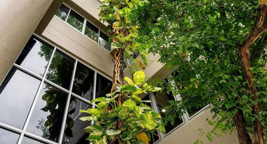 For rent and for sale 5 bedrooms house in Huai Khwang, Bangkok