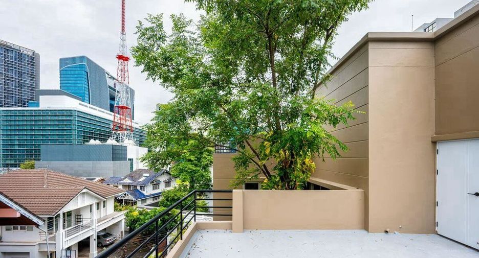 For rent and for sale 5 bedrooms house in Huai Khwang, Bangkok
