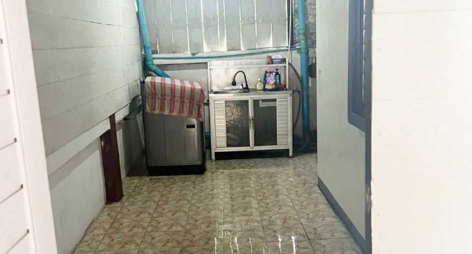 For sale 2 ベッドルーム townhouse in Phan Thong, Chonburi