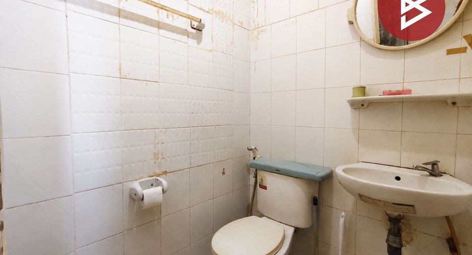Casa adosada en venta de 3 habitaciones en Sam Phran, Nakhon Pathom