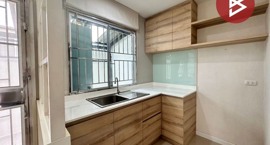 À vendre 3 chambres maison de ville à Bang Sao Thong, Samut Prakan
