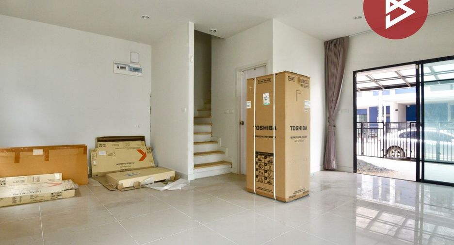 Casa adosada en venta de 3 habitaciones en Sam Phran, Nakhon Pathom