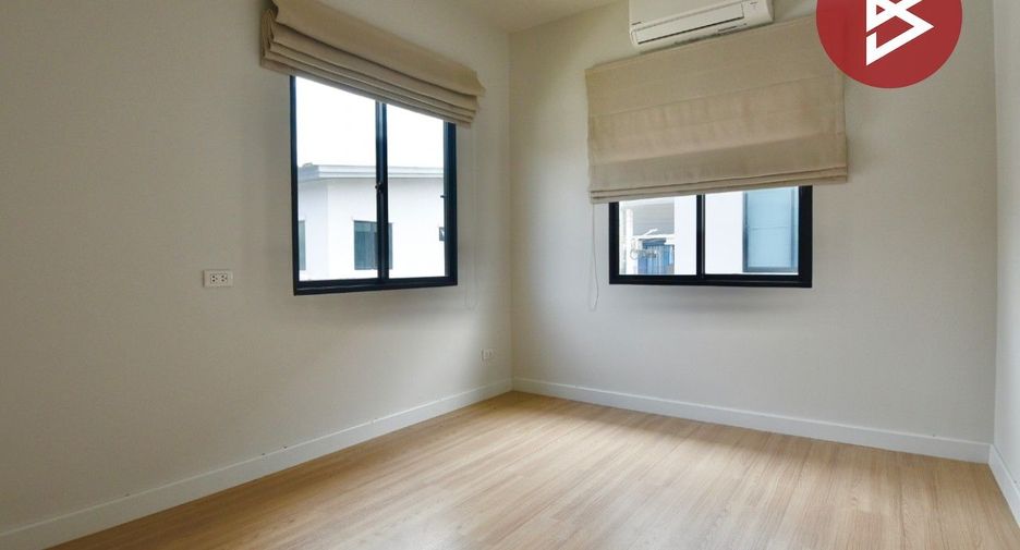 Casa adosada en venta de 3 habitaciones en Sam Phran, Nakhon Pathom