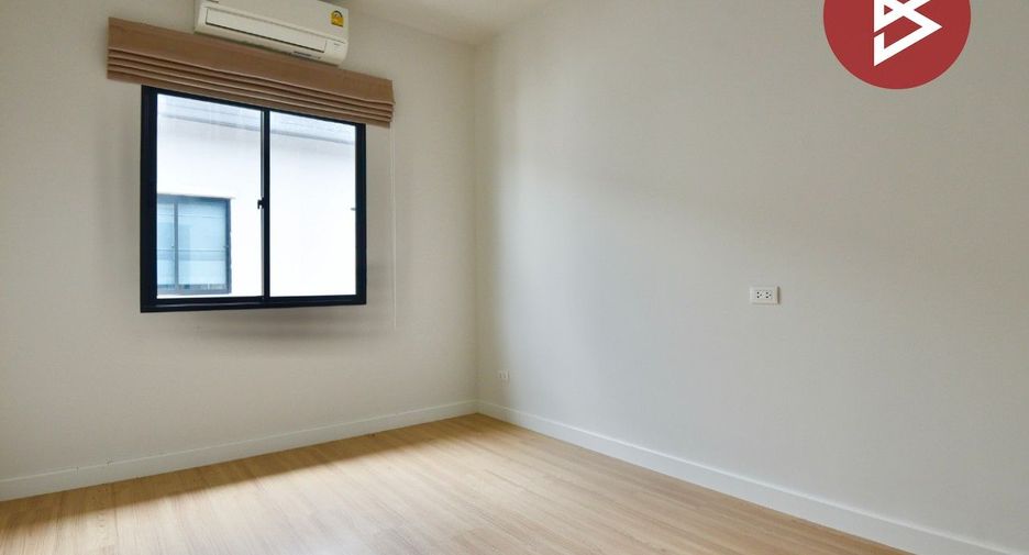 Casa adosada en venta de 3 habitaciones en Sam Phran, Nakhon Pathom
