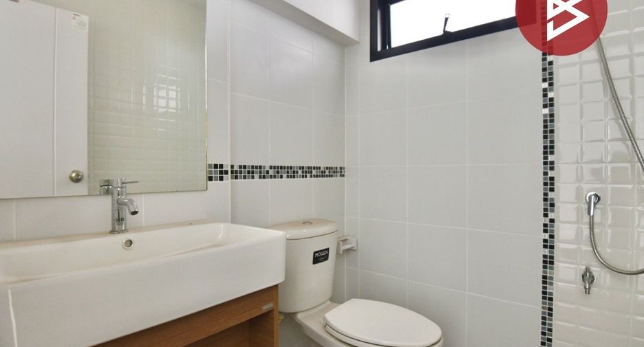 Casa adosada en venta de 3 habitaciones en Sam Phran, Nakhon Pathom
