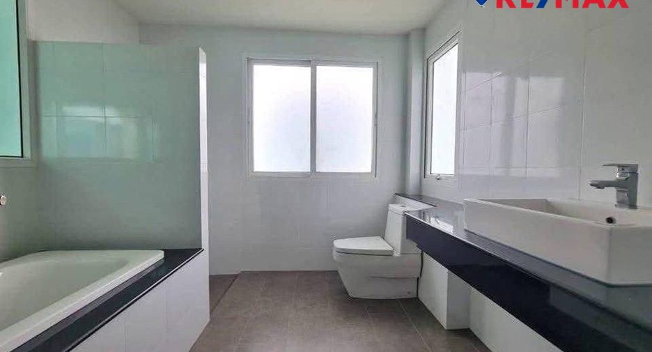 Casa en venta de 5 habitaciones en Bang Lamung, Chonburi