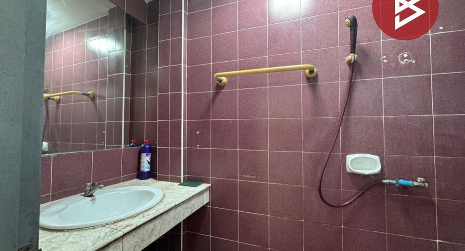 Casa adosada en venta de 3 habitaciones en Sai Noi, Nonthaburi