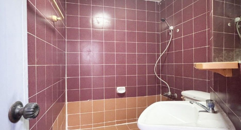 Casa adosada en venta de 3 habitaciones en Sai Noi, Nonthaburi