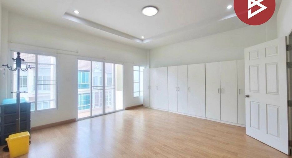 Casa adosada en venta de 3 habitaciones en Mueang Samut Prakan, Samut Prakan