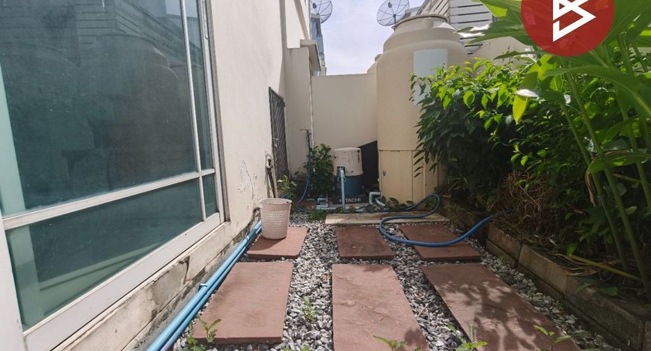 Casa adosada en venta de 3 habitaciones en Bang Bo, Samut Prakan